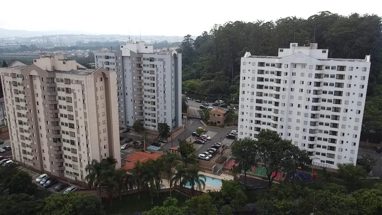 Vista aérea do Condomínio Montes Claros com obra de fachada em andamento