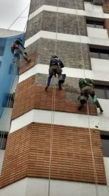 Equipe em acesso por cordas · Ed. Orla da Riviera